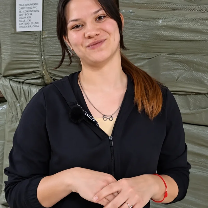 Michelle, de Plus Mayorista, en el depósito de la importadora y distribuidora mayorista de bazar, marroquinería, librería y bijouterie de Rosario que vende a todo el país con su tienda B2B en VentasxMayor
