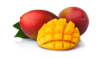 Mascarilla facial nocturna con ácido hialurónico y mango en una página del catálogo mayorista