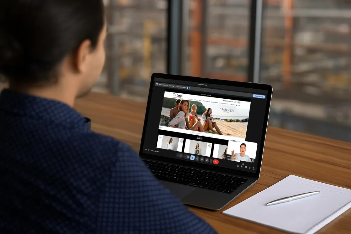 Mayorista en una videollamada de soporte con el equipo de VentasxMayor, que comparte pantalla mostrando su tienda B2B
